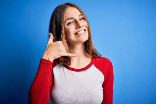 Młoda Piękna Ruda Kobieta Ubrana Luźny Shirt Odizolowanym Niebieskim Tle — Zdjęcie stockowe