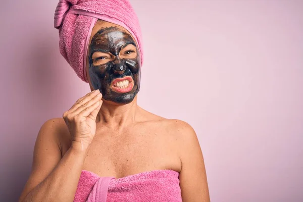Femme Brune Moyen Âge Portant Masque Facial Noir Beauté Sur — Photo