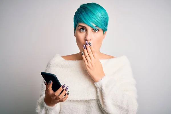 Mujer Joven Con Pelo Azul Moda Teniendo Una Conversación Usando —  Fotos de Stock