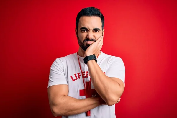 Jovem Bonito Salva Vidas Homem Com Barba Vestindo Apito Sobre — Fotografia de Stock