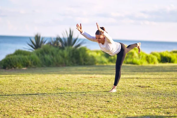 Young Beautiful Sportwoman Practicing Yoga Coach Teaching Warrior Pose Park — Stock Photo, Image