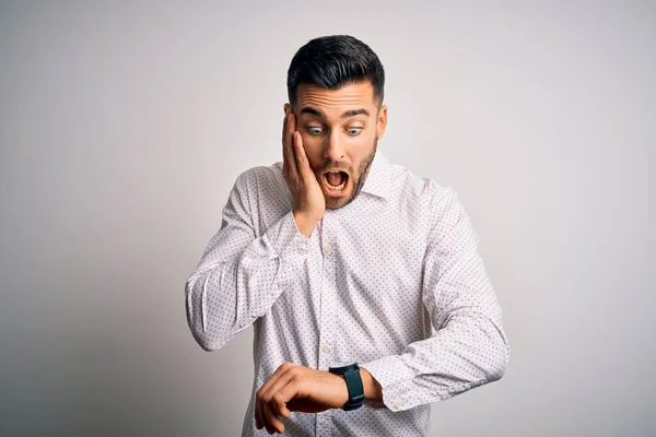 Jovem Homem Bonito Vestindo Camisa Elegante Sobre Fundo Branco Isolado — Fotografia de Stock