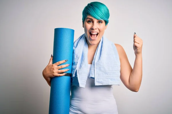 Junge Sportliche Frau Mit Blauem Modehaar Hält Matte Nach Yoga — Stockfoto