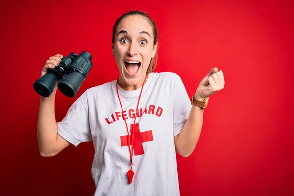 Giovane Bella Donna Bagnino Indossa Shirt Con Croce Rossa Fischietto — Foto Stock