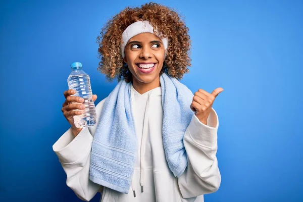 Jonge Afrikaanse Amerikaanse Sportvrouw Doet Sport Het Dragen Van Handdoek — Stockfoto