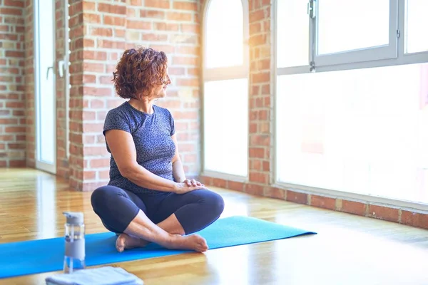 Middelbare Leeftijd Mooie Sportvrouw Dragen Sportkleding Zittend Mat Beoefenen Yoga — Stockfoto