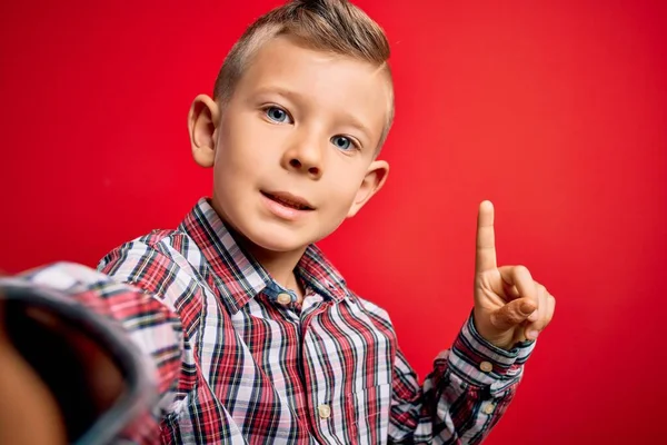 Nahaufnahme Eines Kleinen Kaukasischen Kindes Mit Blauen Augen Das Ein — Stockfoto