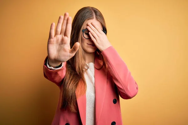 Ung Vacker Rödhårig Kvinna Bär Jacka Och Glasögon Över Isolerad — Stockfoto