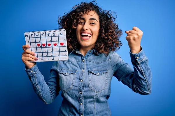 Jong Mooi Krullend Arabisch Vrouw Holding Periode Kalender Controle Menstruele — Stockfoto