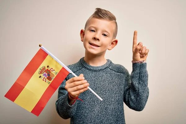 来自西班牙的年轻的高加索小孩的国旗在与世隔绝的背景下被一个想法或问题惊呆了 他们带着快乐的脸指指指点点 位居第一 — 图库照片