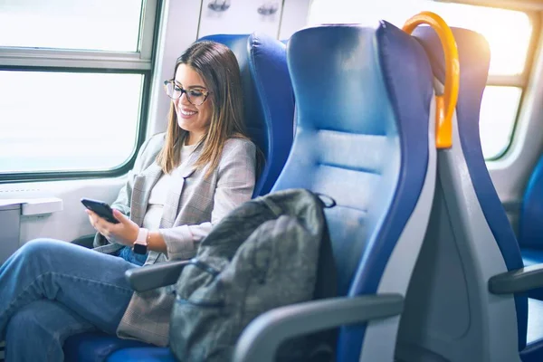 Jonge Mooie Vrouw Glimlachend Gelukkig Zelfverzekerd Zittend Met Een Glimlach — Stockfoto