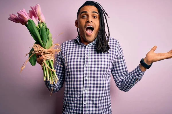 Jovem Afro Americano Africano Homem Romântico Com Dreadlocks Segurando Buquê — Fotografia de Stock