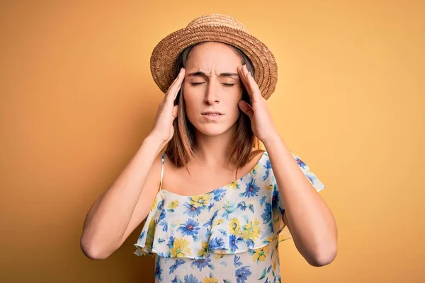 年轻美丽的女人穿着休闲装 头戴夏帽 头戴黄褐色的背景 因为压力而头痛 痛苦的偏头痛 — 图库照片