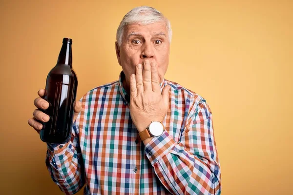 Senior Stilig Hoary Man Dricka Flaska Står Över Isolerad Gul — Stockfoto