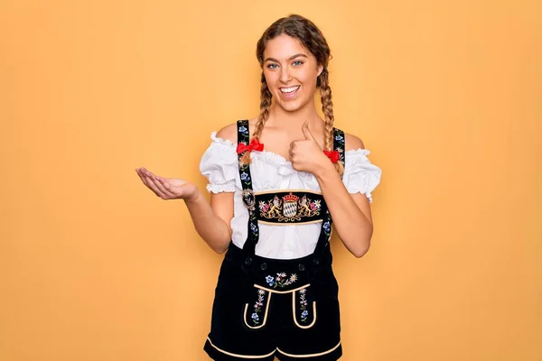 Fiatal Gyönyörű Szőke Német Kék Szemekkel Visel Hagyományos Oktoberfest Ruha — Stock Fotó