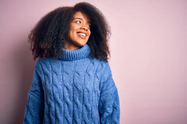 Jonge Mooie Afrikaanse Amerikaanse Vrouw Met Afro Haar Dragen Wintertrui — Stockfoto