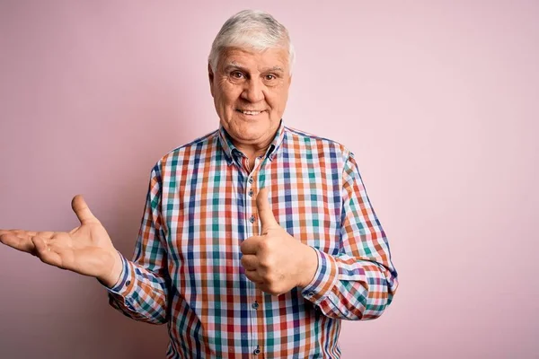 Anziano Bello Hoary Uomo Indossa Casual Colorato Camicia Oltre Isolato — Foto Stock