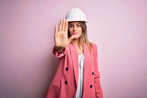 Jonge Mooie Brunette Architect Vrouw Dragen Veiligheidshelm Roze Achtergrond Doen — Stockfoto