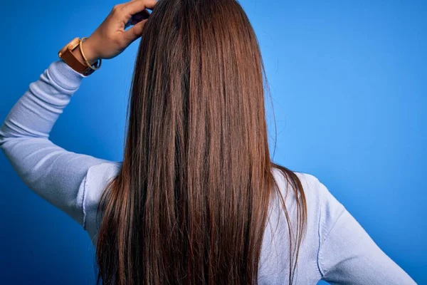 Jong Mooi Brunette Vrouw Dragen Casual Trui Staan Blauw Achtergrond — Stockfoto