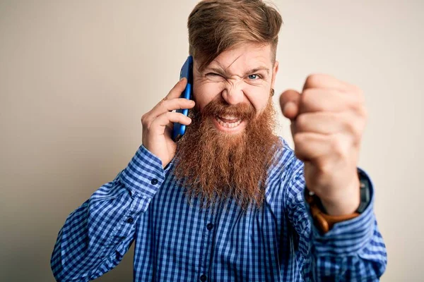 Pelirrojo Irlandés Con Barba Conversando Teléfono Inteligente Sobre Fondo Aislado — Foto de Stock