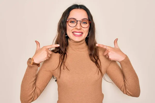 Mujer Hermosa Joven Con Suéter Casual Cuello Alto Gafas Sobre —  Fotos de Stock