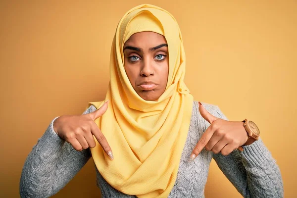 Jovem Bela Menina Afro Americana Vestindo Hijab Muçulmano Sobre Fundo — Fotografia de Stock