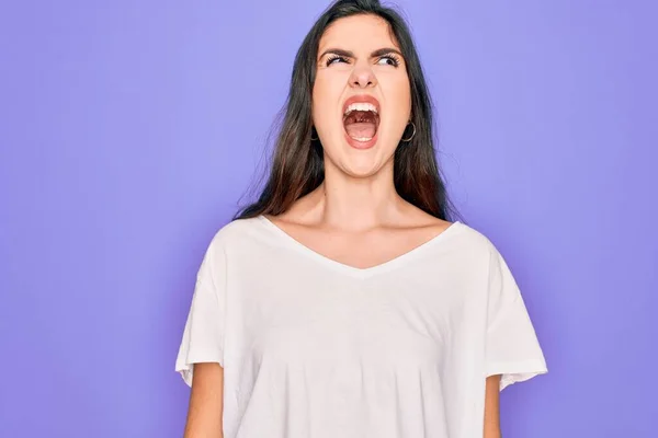 Jonge Mooie Brunette Vrouw Draagt Casual Witte Shirt Paarse Achtergrond — Stockfoto