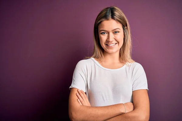 Junge Schöne Blonde Frau Trägt Legeres Weißes Shirt Über Lila — Stockfoto