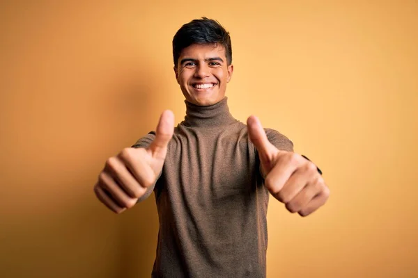 Joven Hombre Guapo Con Suéter Casual Cuello Alto Sobre Fondo — Foto de Stock