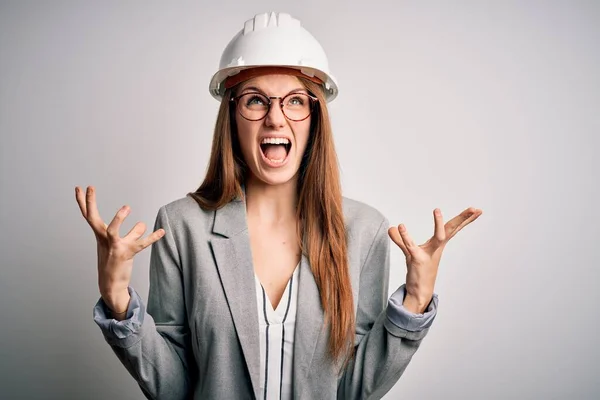 Jonge Mooie Roodharige Architect Vrouw Draagt Veiligheidshelm Witte Achtergrond Gek — Stockfoto