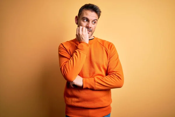 Joven Hombre Guapo Con Suéter Casual Naranja Pie Sobre Fondo — Foto de Stock