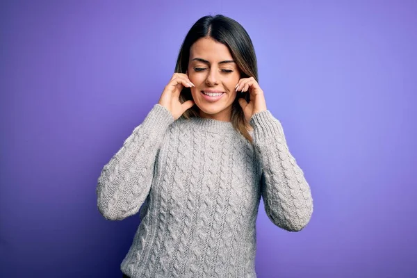 Jovem Mulher Bonita Vestindo Camisola Casual Sobre Fundo Roxo Isolado — Fotografia de Stock