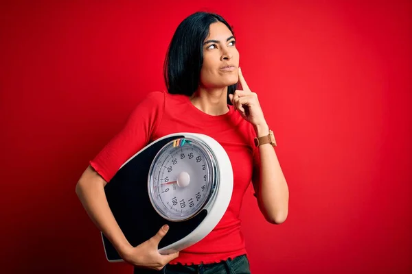 Young Beautiful Hispanic Fitness Woman Holding Scale Healthy Weight Red — Stock Photo, Image