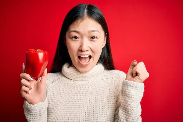 Joven Mujer Asiática Sosteniendo Sano Fresco Pimiento Rojo Sobre Aislado — Foto de Stock