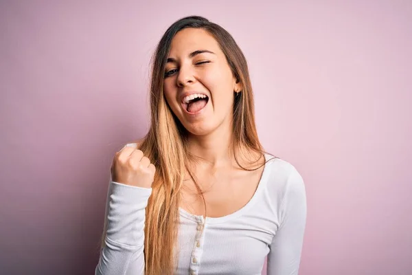 Jovem Mulher Loira Bonita Com Olhos Azuis Vestindo Camiseta Branca — Fotografia de Stock