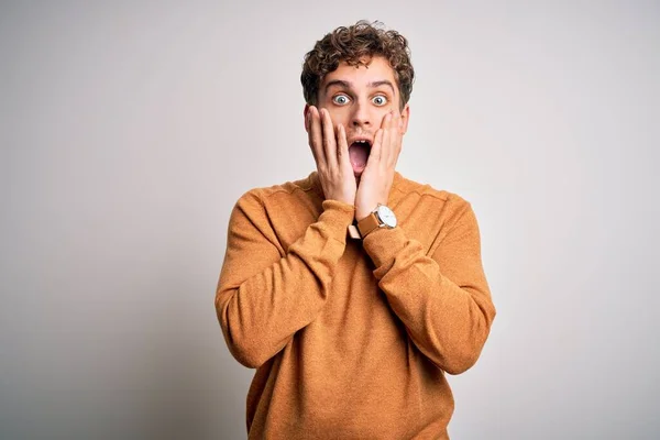 Joven Hombre Guapo Rubio Con Pelo Rizado Usando Suéter Casual —  Fotos de Stock