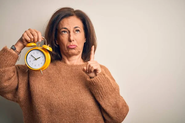 Mujer Morena Mediana Edad Sosteniendo Reloj Despertador Clásico Sobre Fondo —  Fotos de Stock