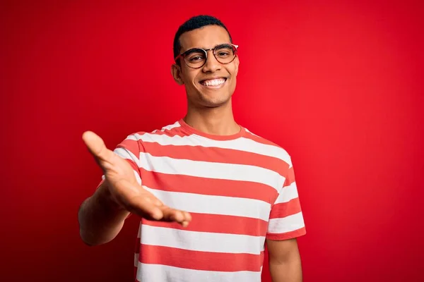 Jovem Homem Afro Americano Bonito Vestindo Shirt Listrada Casual Óculos — Fotografia de Stock
