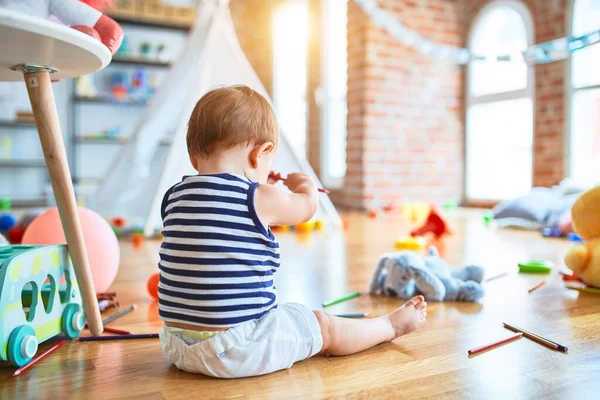 Adorable Niño Jugando Alrededor Montón Juguetes Jardín Infantes — Foto de Stock