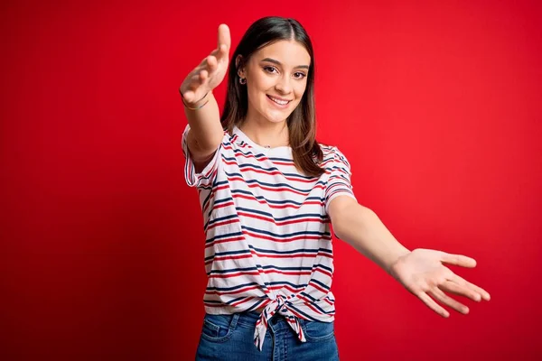 Mulher Morena Bonita Nova Vestindo Camiseta Listrada Casual Sobre Fundo — Fotografia de Stock