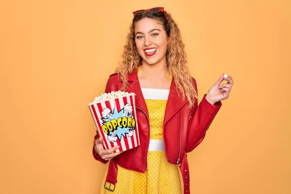 Bella Donna Bionda Con Gli Occhi Azzurri Mangiare Snack Popcorn — Foto Stock