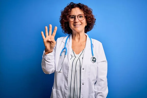 Medioevo Capelli Ricci Medico Donna Indossa Cappotto Stetoscopio Sfondo Blu — Foto Stock