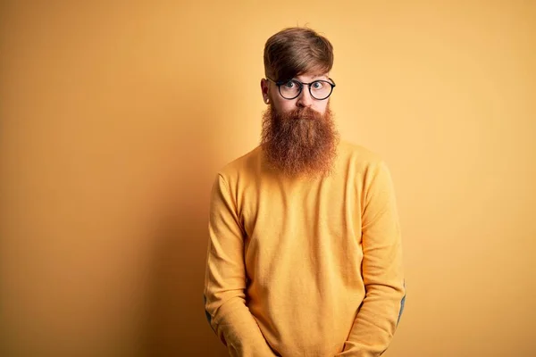 Красивый Ирландский Рыжий Мужчина Бородой Очках Жёлтом Изолированном Фоне Подавлен — стоковое фото