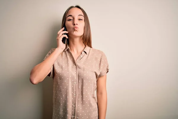 Ung Vacker Kvinna Som Pratar Smartphone Över Vit Bakgrund Tittar — Stockfoto