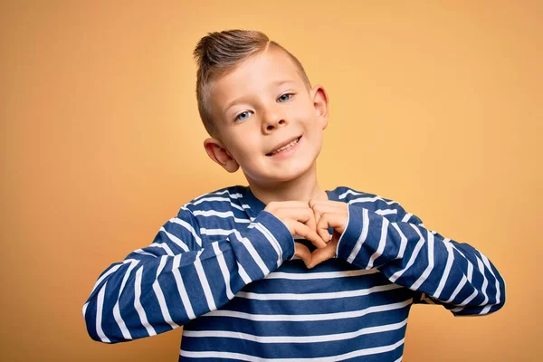 Ung Liten Kaukasisk Unge Med Blå Ögon Bär Nautiska Randig — Stockfoto