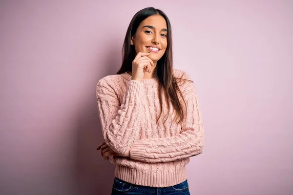 Joven Mujer Morena Hermosa Con Suéter Casual Sobre Fondo Rosa —  Fotos de Stock