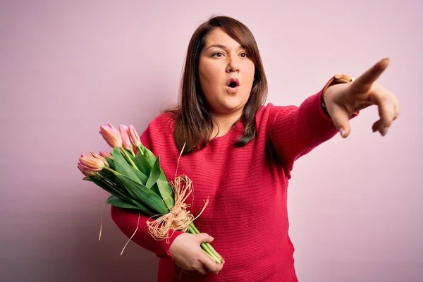 Güzel Iri Yarı Bir Kadın Pembe Arka Planda Romantik Lale — Stok fotoğraf