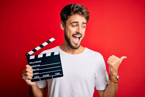 Giovane Regista Uomo Con Barba Fare Film Utilizzando Clapboard Sfondo — Foto Stock