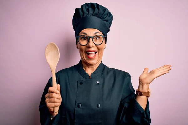 Mujer Chef Morena Mediana Edad Con Uniforme Cocina Sombrero Sosteniendo —  Fotos de Stock