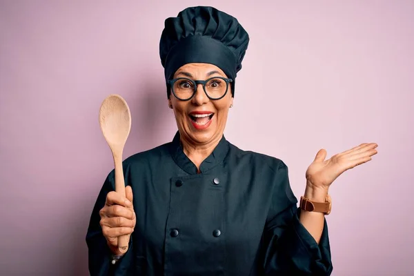 Mujer Chef Morena Mediana Edad Con Uniforme Cocina Sombrero Sosteniendo — Foto de Stock